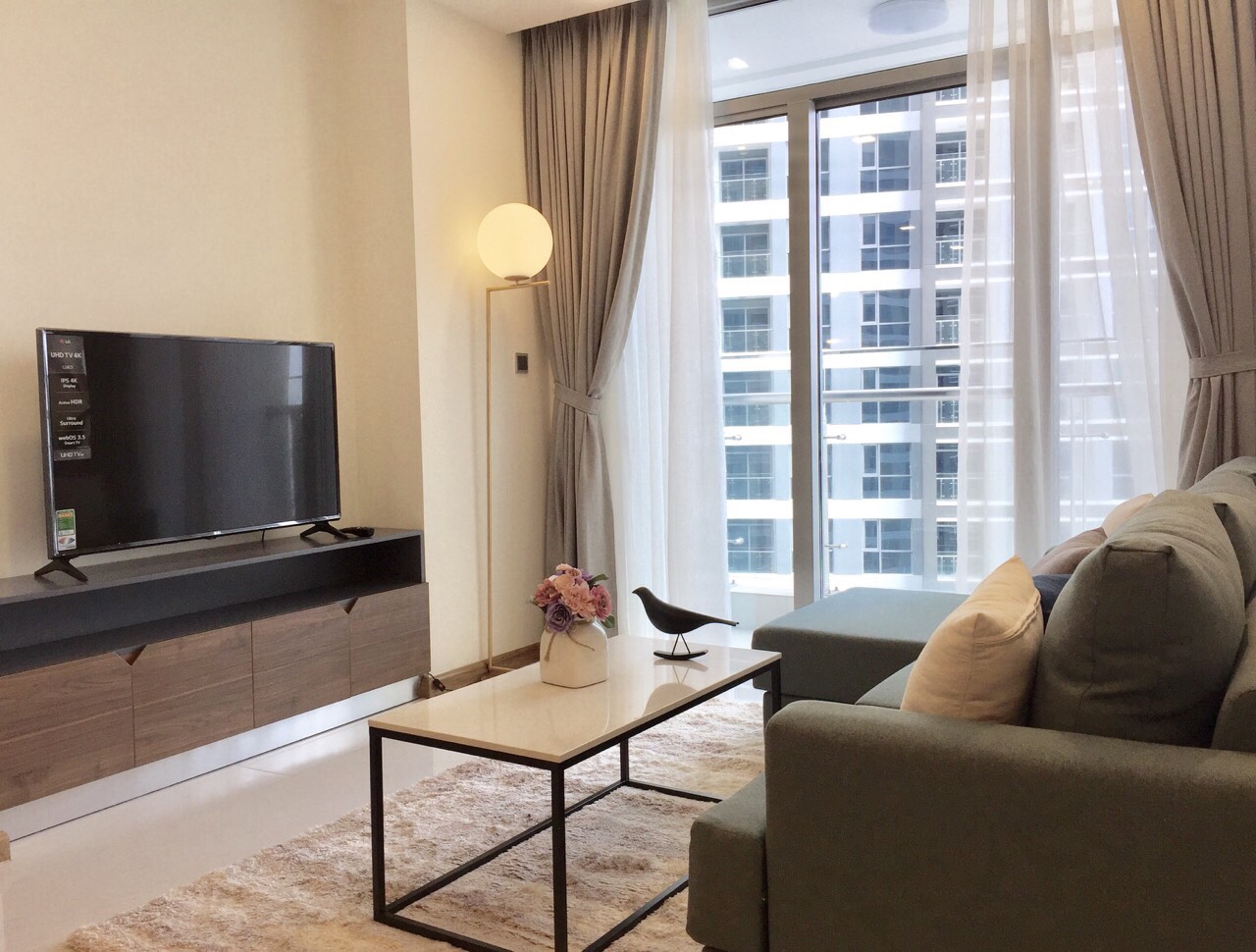 Cho thuê căn hộ 3PN Vinhomes Central Park toà Park 2, diện tích 114.5m2. Liên hệ xem nhà trực tiếp 0799693616.Mr Đức